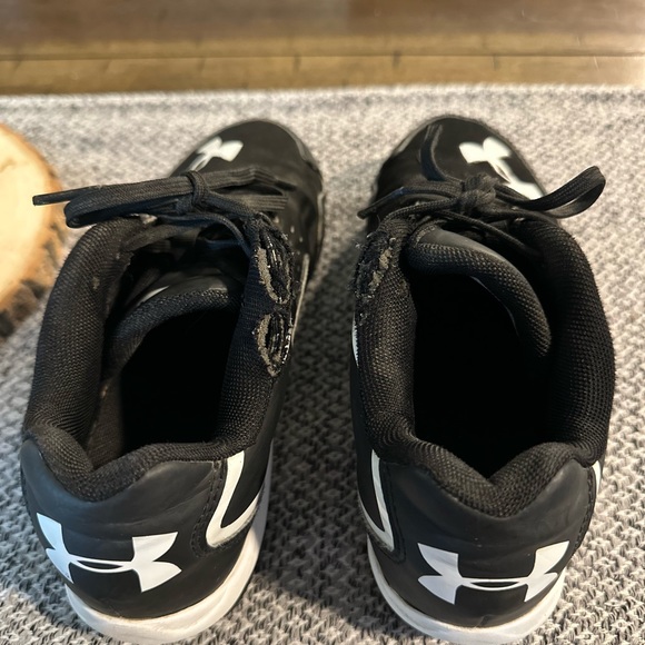 Under Armour Youth Boys Baseball Cleats in Size 2.5Y - Picture 2 of 6